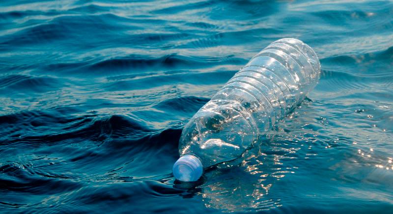 Tudósok létrehoztak mesterséges proteint, ami képes a palackokban lévő mikroműanyag lebontására
