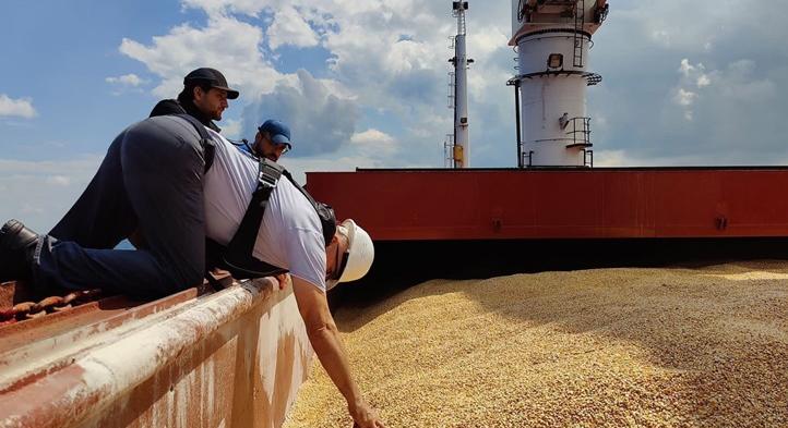 Elhagyta Csornomorszk kikötőjét egy ukrán gabonát szállító hajó