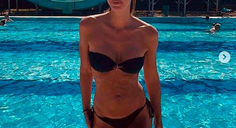 Demcsák Zsuzsa egész alakos bikinis képen: 45 évesen ilyen Photoshop nélkül