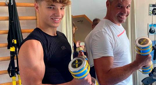 Kovács Lázár középső fia jóképű tini: a 16 éves Bencével az edzőteremből posztolt képet