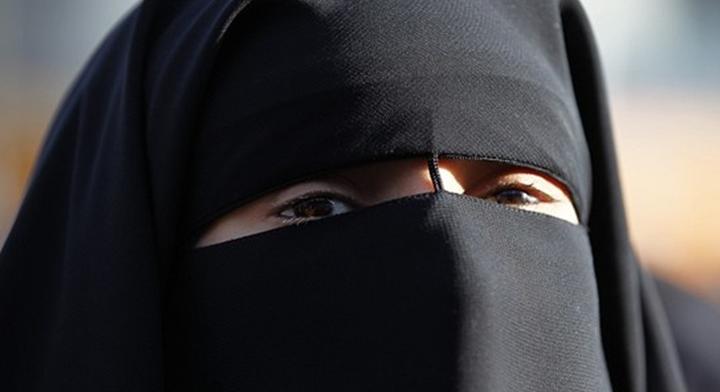 Franciaországban hétfőtől tilos muszlim viseletben belépni a tantermekbe