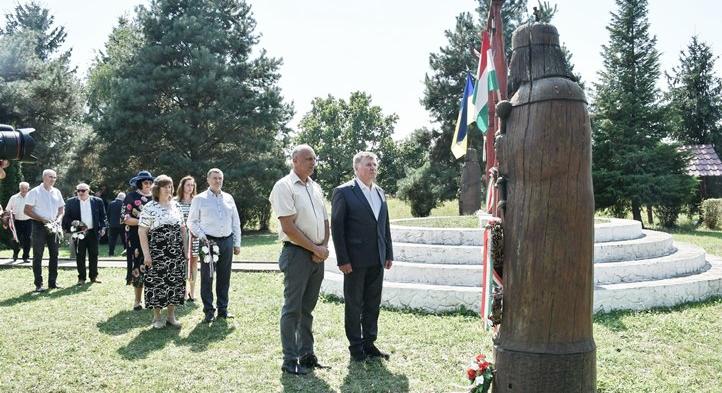 Államalapító Szent István királyunk ünnepén - Csöndes megemlékezés a Tiszacsomai Honfoglalási Emlékparkban