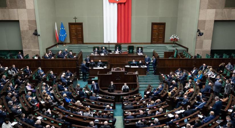 A szejm határozatban bírálja "külföldi politikusok beavatkozását" a lengyel parlamenti választásokba