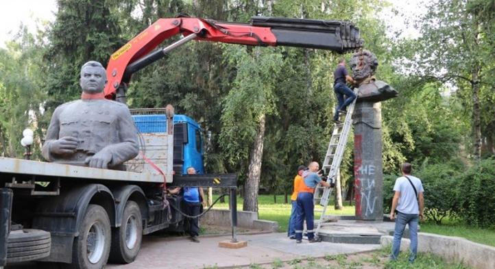 Poltavában lebontották Puskin és Vatutyin emlékművét