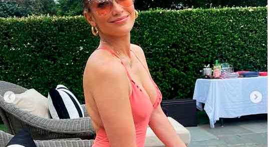 Az 54 éves Jennifer Lopez dögös dekoltázst villantott