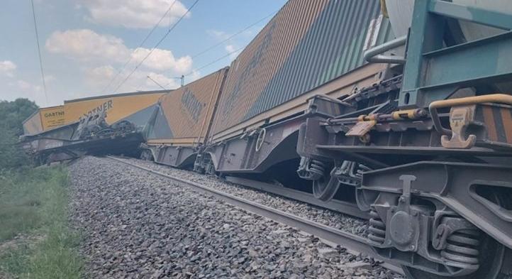 Több vasúti teherkocsi is kisiklott Kétpónál