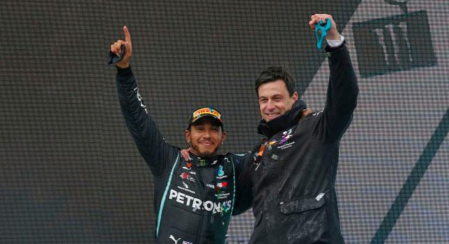 Megszólalt a Mercedes csapatfőnöke: eldőlt Lewis Hamilton jövője