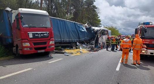 Magyar autóbusz karambolozott Szlovákiában, egy halálos áldozata és 55 sérültje van a balesetnek