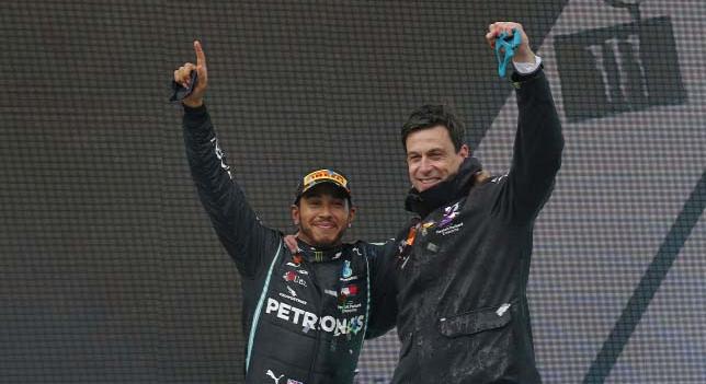 Így áll Lewis Hamilton szerződéshosszabbítása a Mercedessel