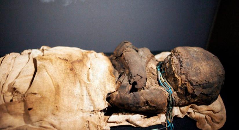 Több mint ezer éve élt kamasz múmiáját találták meg perui régészek