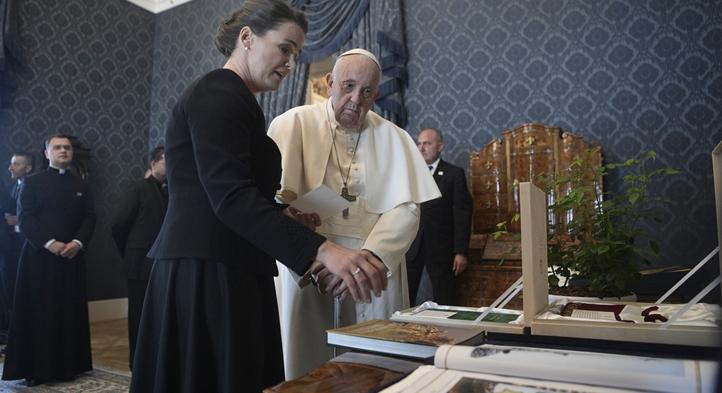 Novák Katalin bemutatta az ajándékokat Ferenc pápának