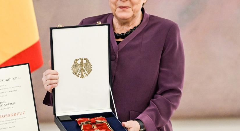 Angela Merkel megkapta a legmagasabb német állami kitüntetést