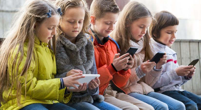 Betiltják a mobiltelefon-használatot az alapiskolákban