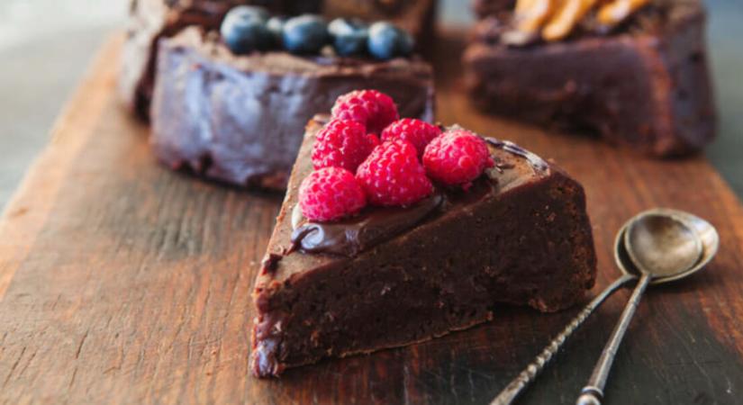 Nassolás bűntudatmentesen: íme a cukormentes, sütés nélküli csokitorta