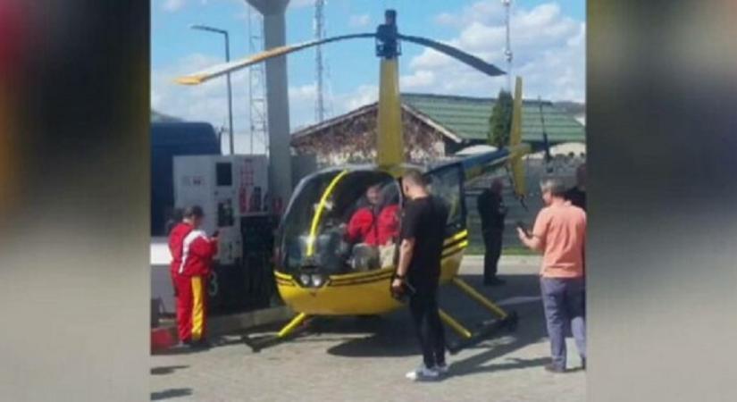 Hihetetlen: vidéki benzinkútnál tankolta meg a pilóta a helikoptert – a helyiek jól szórakoztak (VIDEÓ)