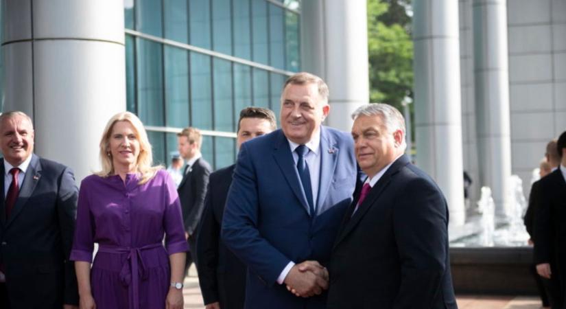 Másnak kínos lenne, Orbán örül, hogy Putyin után őt is kitüntetik a boszniai szerbek