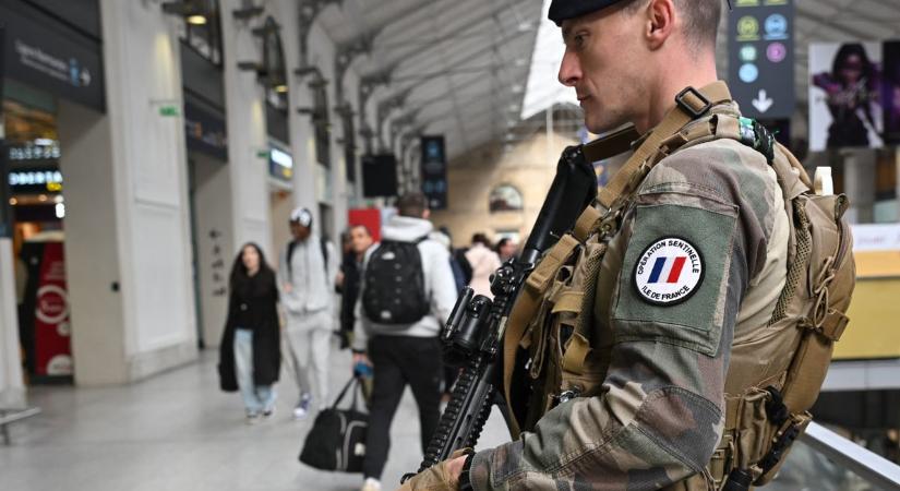 Terrorveszély: Egész Párizst fokozottan védett területté alakítják