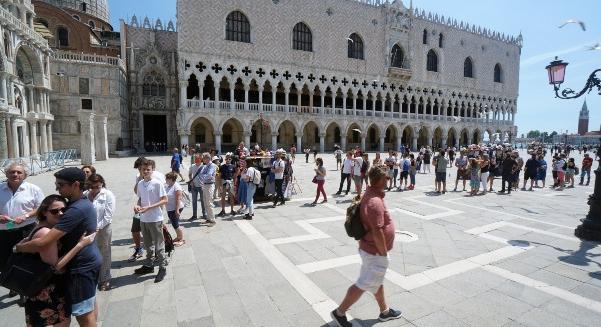 Április 25-től bevezetik a fizetős belépést Velencében