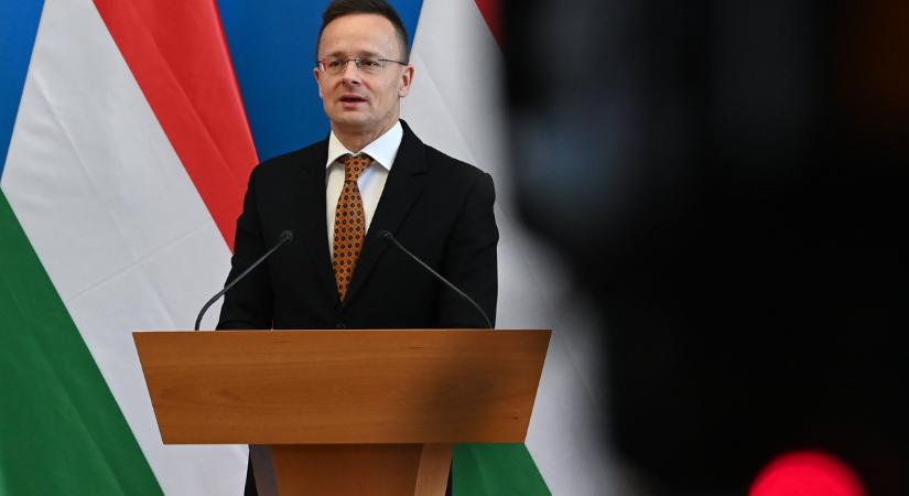 Szijjártó Péter a legmenőbb magyar sporteszközzel érkezett a NATO-szülinapra – fotók