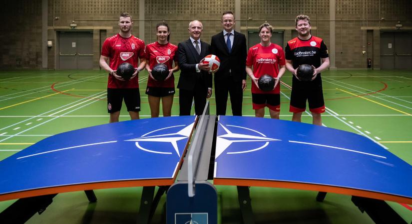 Miközben Ukrajna légvédelmet kért, Szijjártó Péter Teqball-asztalt adott a NATO-nak