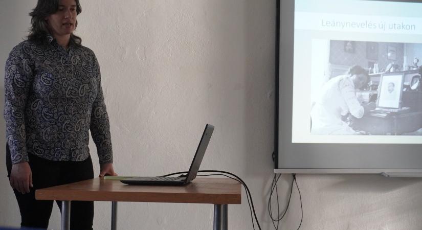 Művelődéstörténeti előadással búcsúzott a Dresszkód: Szecesszió című kiállítás Rimaszombatban