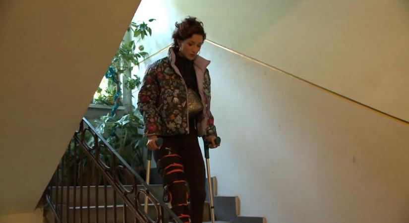 Széphalmi Juliska zokogott, amikor először látta a lábát kötés nélkül: így van most a műtéten átesett táncos – videó