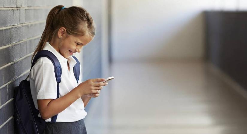 A szomszédunkban betiltják a mobiltelefonokat az általános iskolák alsó tagozatán