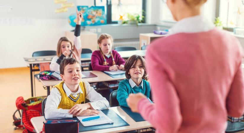Fordulat a magyar iskolákban: szeptembertől már a tanárok teljesítményét is pontozzák