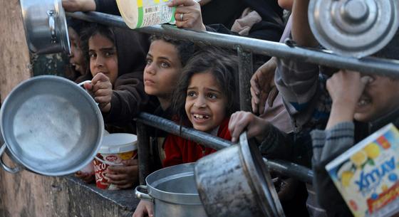 Izrael engedélyezte két humanitárius útvonal megnyitását a Gázai övezetbe