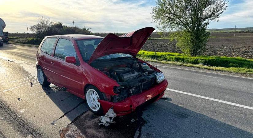 Teherautó kiszakadt kereke okozott balesetet Pécs közelében