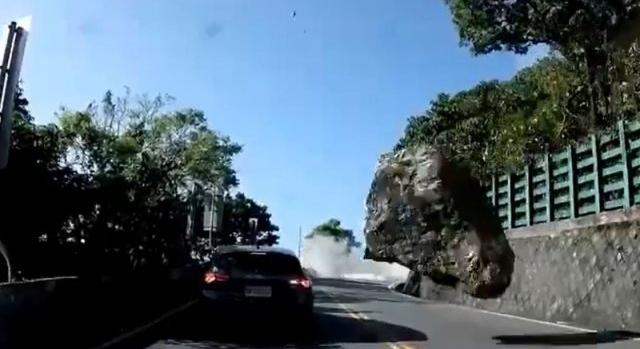 Videó: autóban ülve sem kellemes átélni egy földrengést