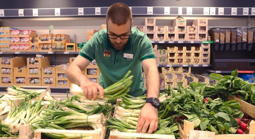 Nem várt pofon: hiába a fizetésemelés, a magyarok nem akarják a pénzüket költeni a boltokban