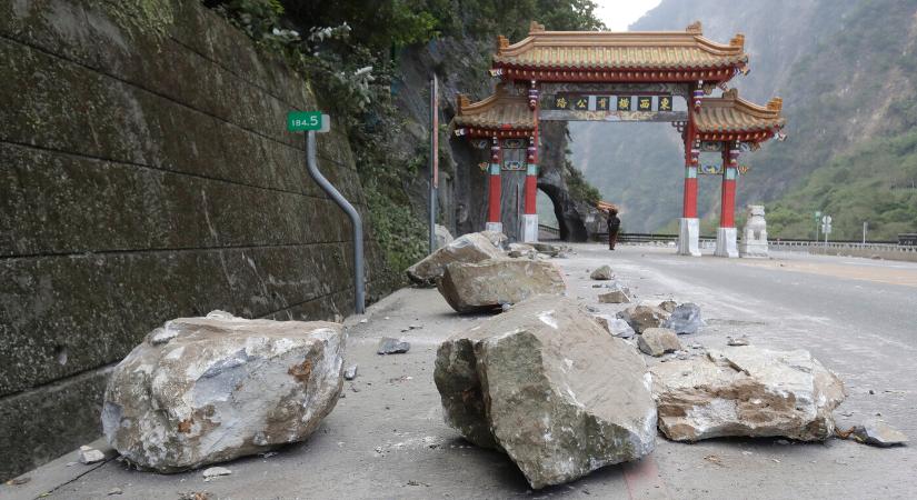 Nőtt a tajvani földrengés halálos áldozatainak száma, a mentési munkát földcsuszamlás veszélye nehezíti