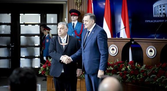 Orbán átvette Dodiktól a kitüntetését, amit tavaly Putyin kapott meg