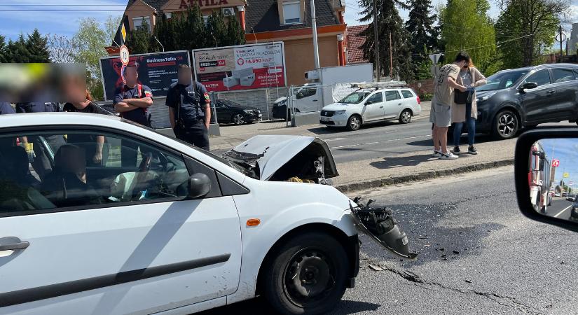 Három autó ütközött a Szentendrei út egy szakaszán