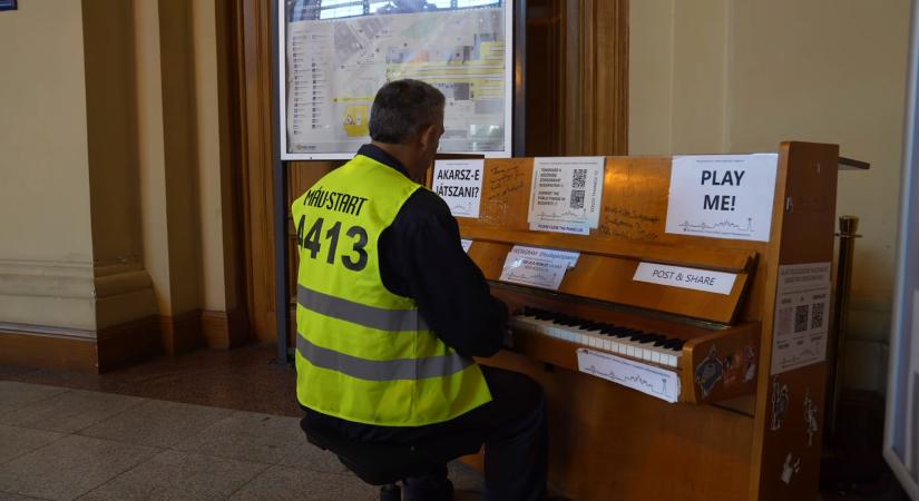 Tönkretették a zongorát a Keleti pályaudvaron