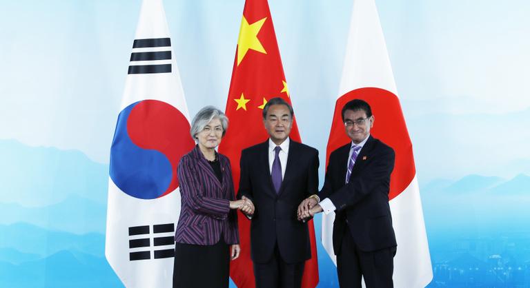 Dél-Korea háromoldalú csúcstalálkozót tervez Japánnal és Kínával