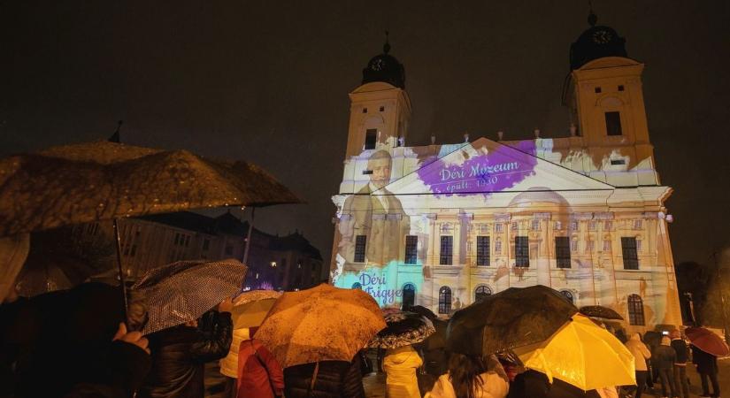 Belekóstoltunk Debrecen Város Napja finomságába, és láttuk az új fényfestést is
