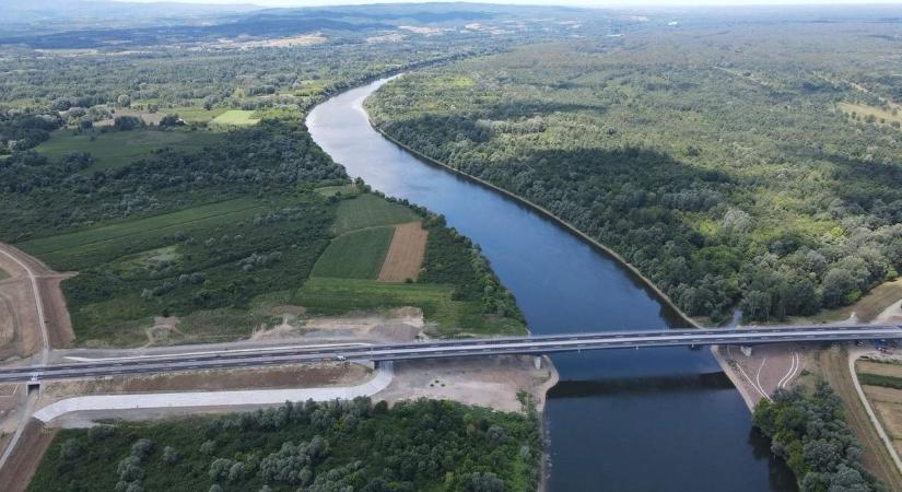 Balkáni abszurd: új hidat építettek a semmibe