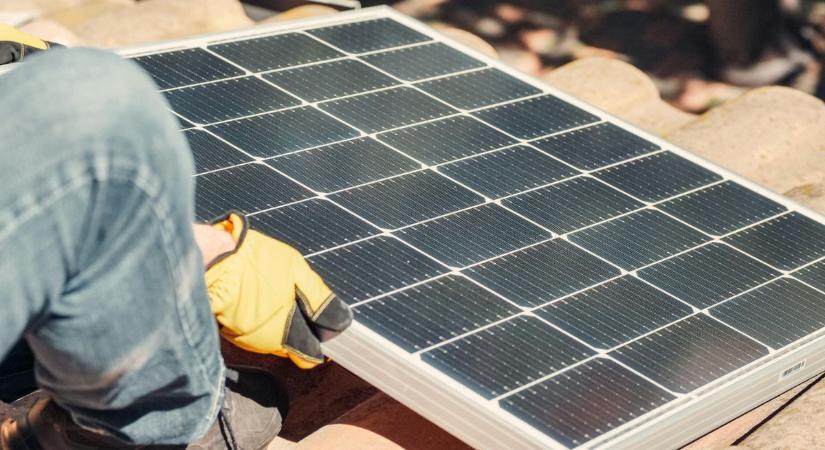 Rekordokat döntenek a magyar naperőművek, egyre több ház tetején ott a napelem