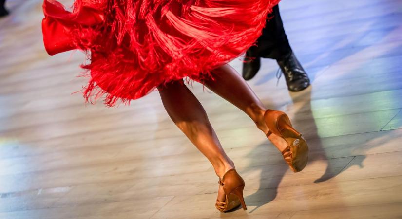 Latin versenytáncokban is összemérik tudásukat a táncosok Baján