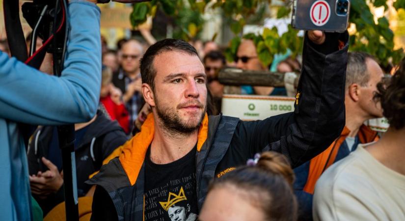 „Nem kérték, hogy mögéjük álljak” – Molnár Áron elárulta, miért megy Magyar Péter tüntetésére