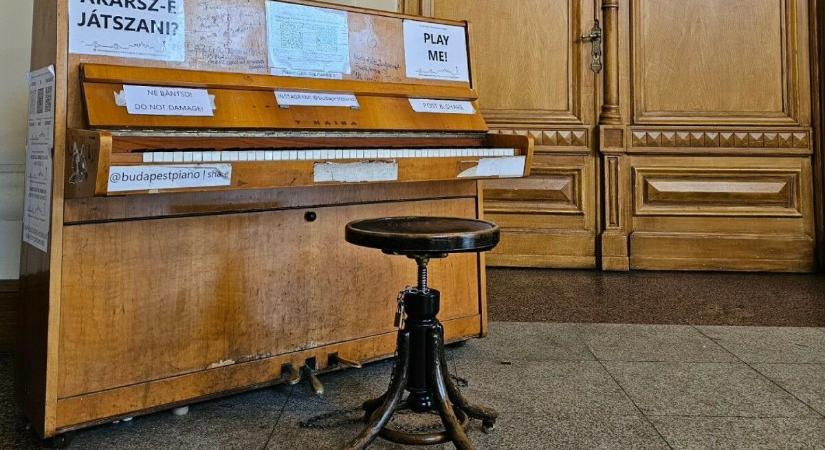 Szétverték, csikkekkel, sörrel öntötték tele a Keleti pályaudvar zongoráját