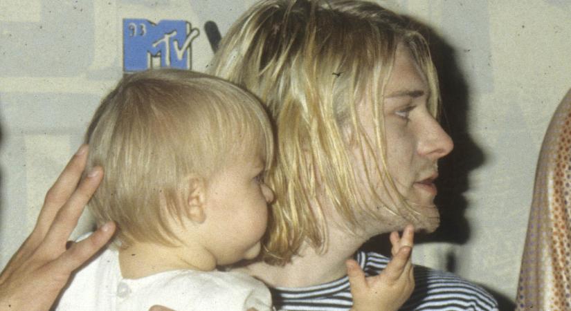 „Bárcsak ismerném a hangját, tudnám, hogyan szereti a kávéját” – Gyönyörű sorokkal és soha nem látott képekkel emlékezett meg apja haláláról Kurt Cobain lánya – fotók