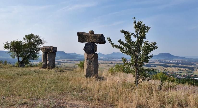 Ébredő Vulkán Szoborpark, avagy a magyar Stonehenge. A balatoni tanúhegyekre látni a Haláp-tanösvény tetejéről