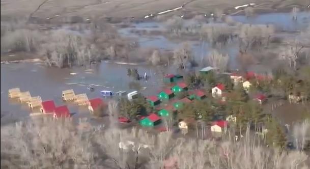 Gátszakadás miatt 2600 házat öntött el a víz Orszkban - videó a helyszínről