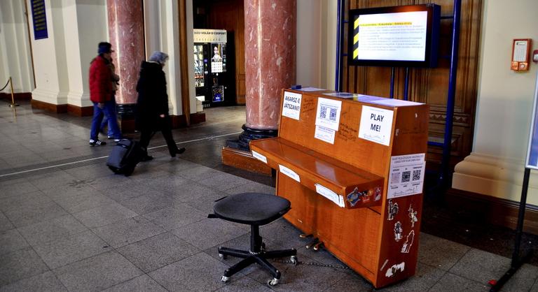 Barbár módon tönkretették a Keleti pályaudvar közösségi zongoráját