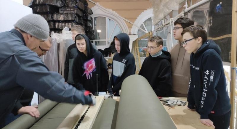 A gyermekkor militarizálása: orosz gyerekek a háborús gépezetben