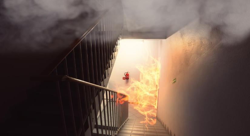Tízemeletes házból menekítették a lakókat a tűzoltók Székesfehérváron