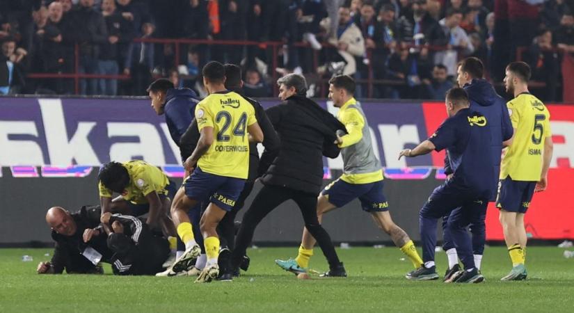 Csökkentették a török csapat a büntetését, amelynek szurkolói a Fenerbahce játékosaival verekedtek